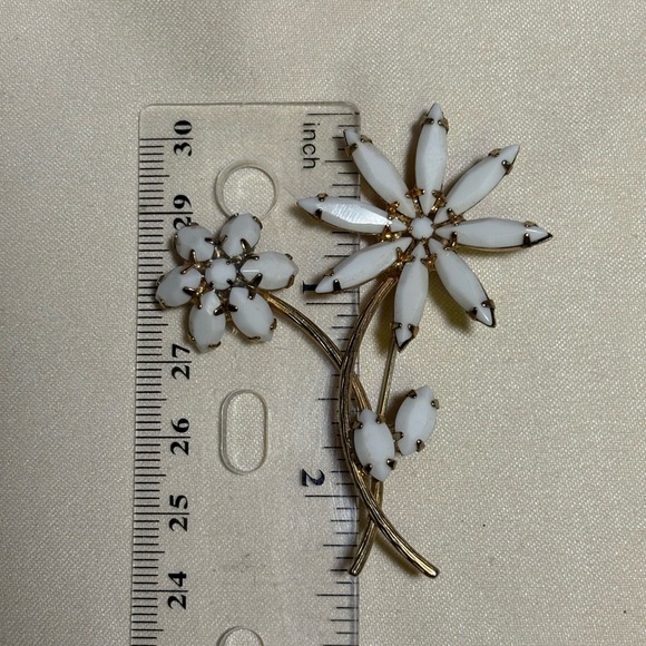 Vintage Milk Glass White Flower Brooch - Picture 5 of 5